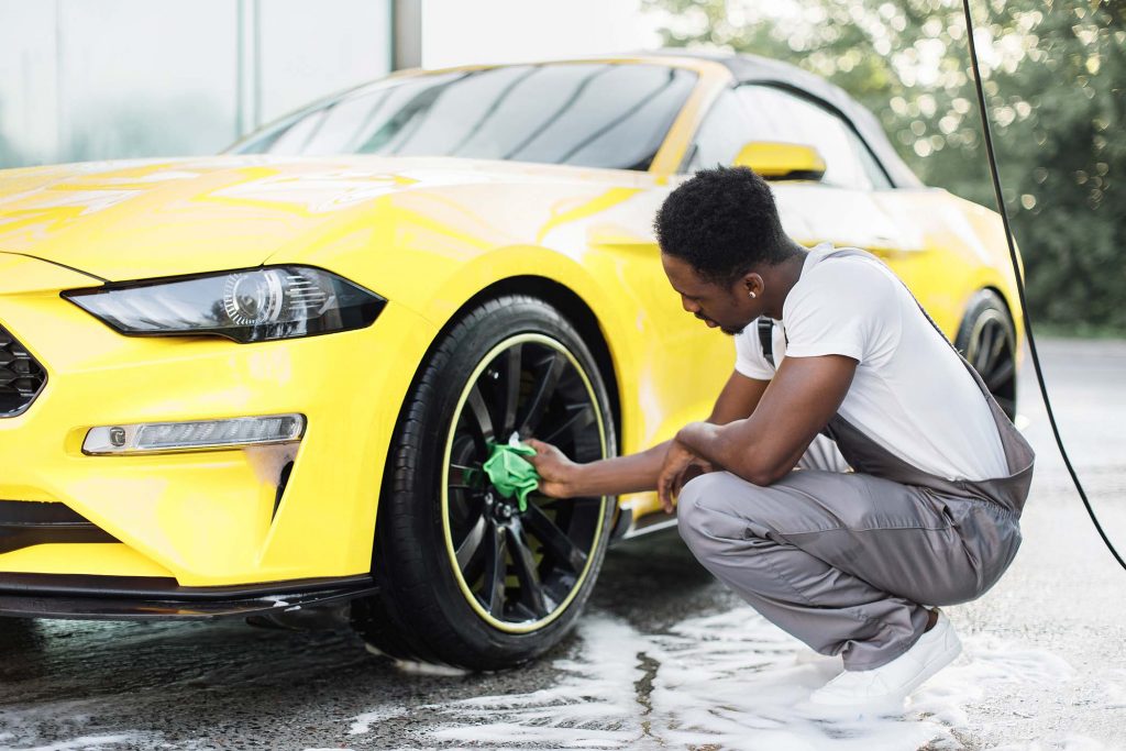 car-washing-on-open-air-SLQMQ6V.jpg