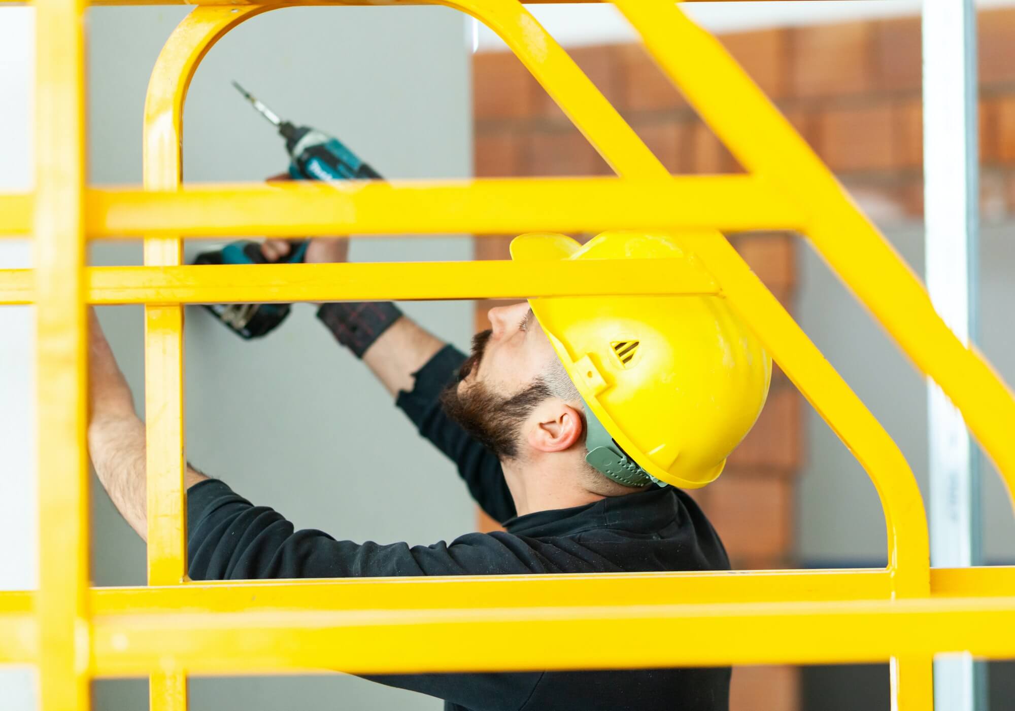 worker-builds-a-plasterboard-wall-1-1.jpg