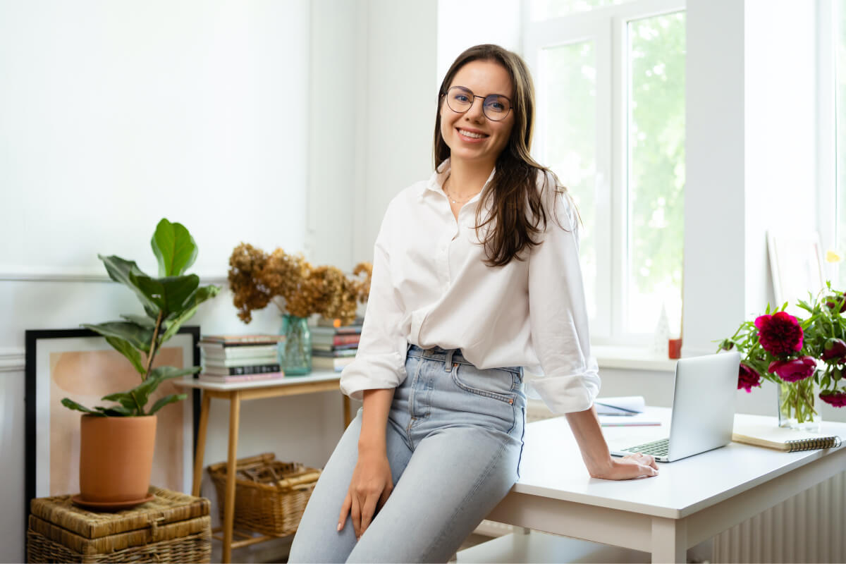 businesswoman-working-on-laptop-computer-sitting-a-2021-12-14-22-52-25-utc.jpg